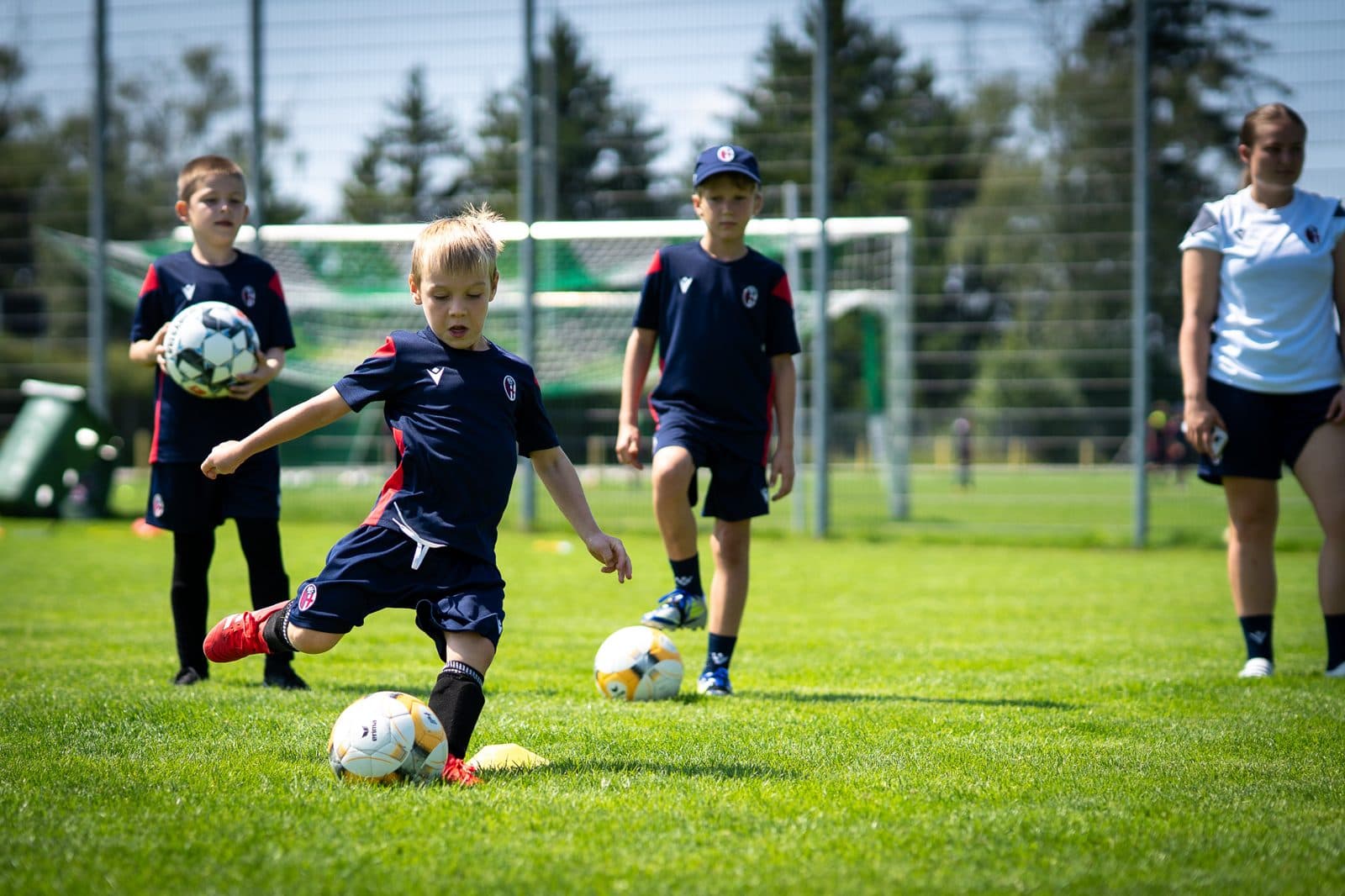 Kinder beim Training auf dem Platz