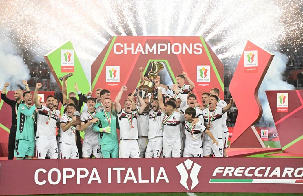 Die Mannschaft des Bologna FC 1909 feiert den Sieg der Coppa Italia