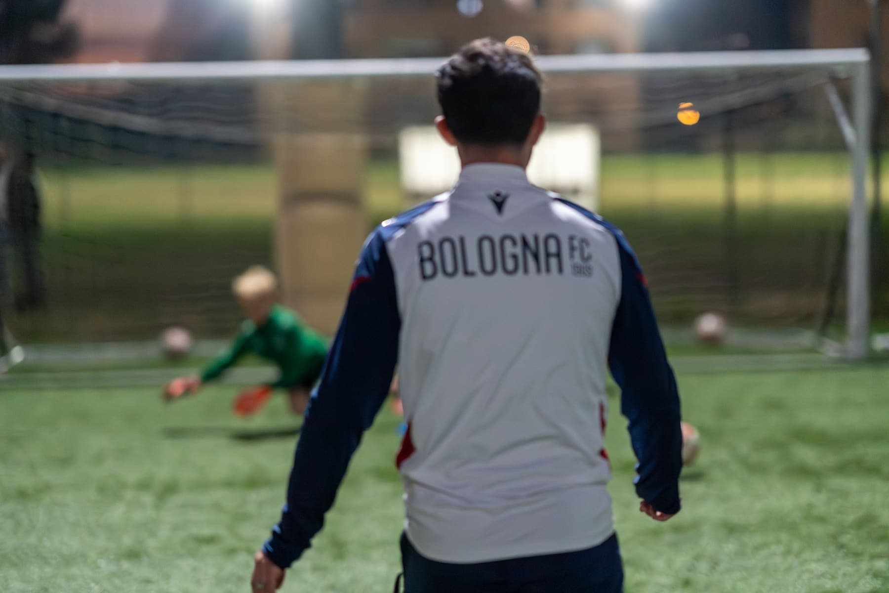 Ein Trainer mit „Bologna FC 1909“ auf dem Rücken beim Torwarttraining