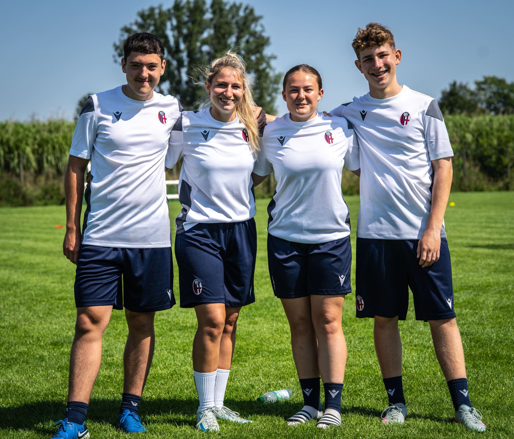 Trainerinnen und Trainer von Campus Rossoblù im Outfit des Bologna FC 1909